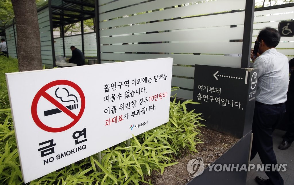 흡연하는 시민들
