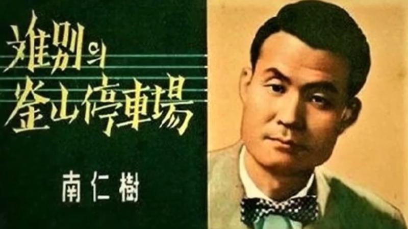 텍스트, 넥타이, 인간의 얼굴, 사람이(가) 표시된 사진<br />
<br />
AI 생성 콘텐츠는 정확하지 않을 수 있습니다.