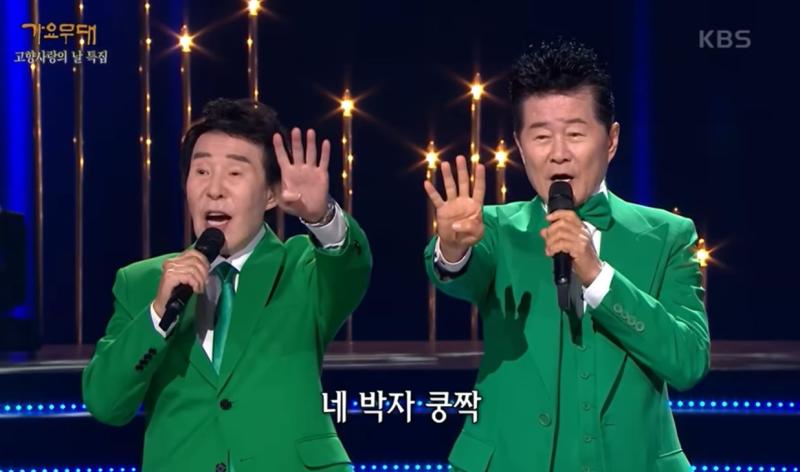 사람, 의류, 인간의 얼굴, 마이크이(가) 표시된 사진<br />
<br />
AI 생성 콘텐츠는 정확하지 않을 수 있습니다.