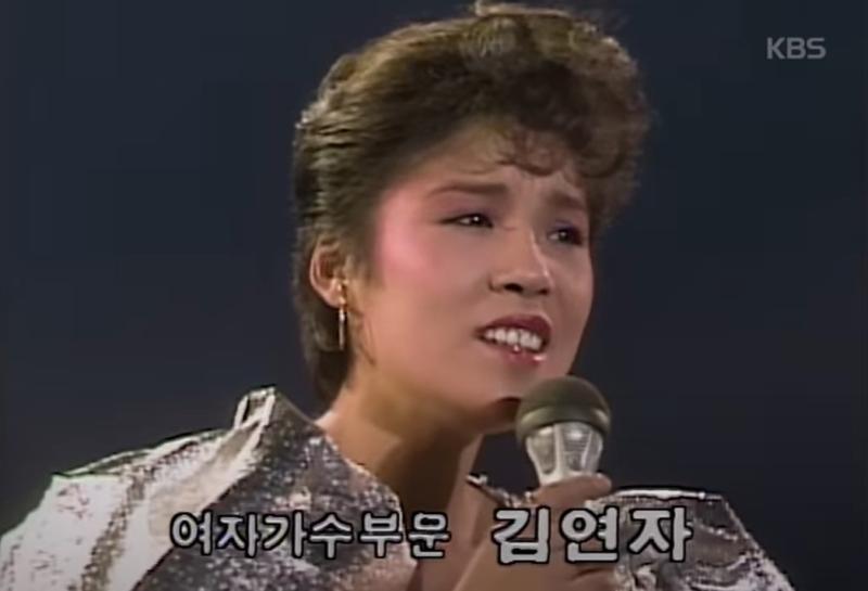텍스트, 인간의 얼굴, 의류, 사람이(가) 표시된 사진<br />
<br />
AI 생성 콘텐츠는 정확하지 않을 수 있습니다.