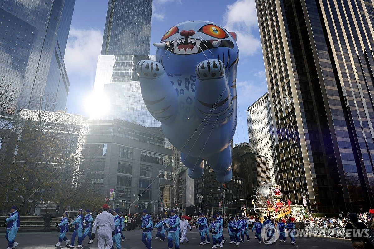 미국 추수감사절 퍼레이드에 등장한 '케데헌' 속 호랑이 캐릭터 더피