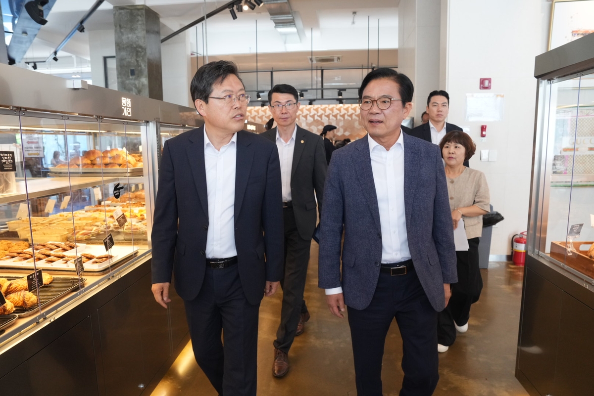 빵집 둘러보는 장기수 천안시장 당선인(왼쪽)과 김석필 시장 권한대행